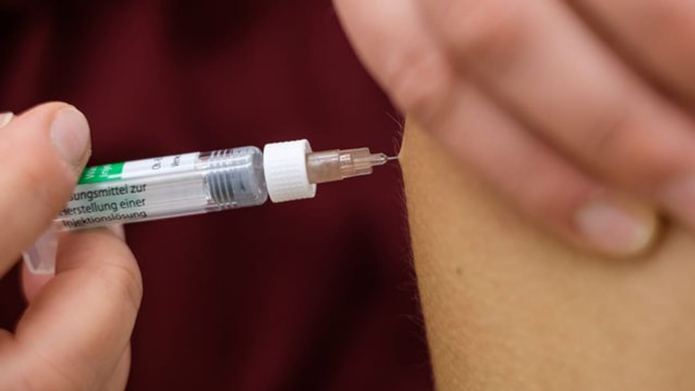 Eine Arzthelferin impft eine Patentin mit einer Spritze (Symbolbild): Wer die Suche nach einem Impftermin zwischenzeitlich aufgegeben hat, habe nun wieder gute Chance, so Gesundheitsminister Lucha (Grüne).