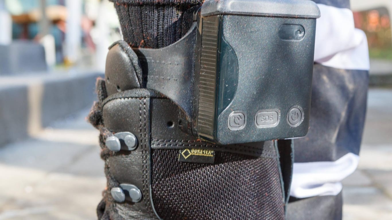 Ein Person trägt eine elektronische Fußfessel (Symbolbild): Auch ein solches Gerät zur Aufenthaltsüberwachung konnte ein Berliner Clan-Mitglied mutmaßlich nicht von weiteren Straftaten abhalten.