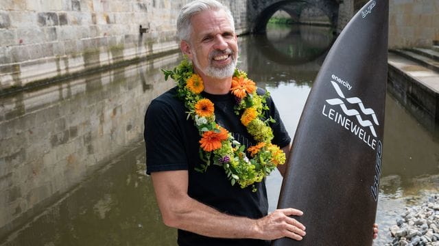 Spatenstich für Surfprojekt „Leinewelle“ in Hannover. Spatenstich für Surfprojekt „Leinewelle“ in Hannover.