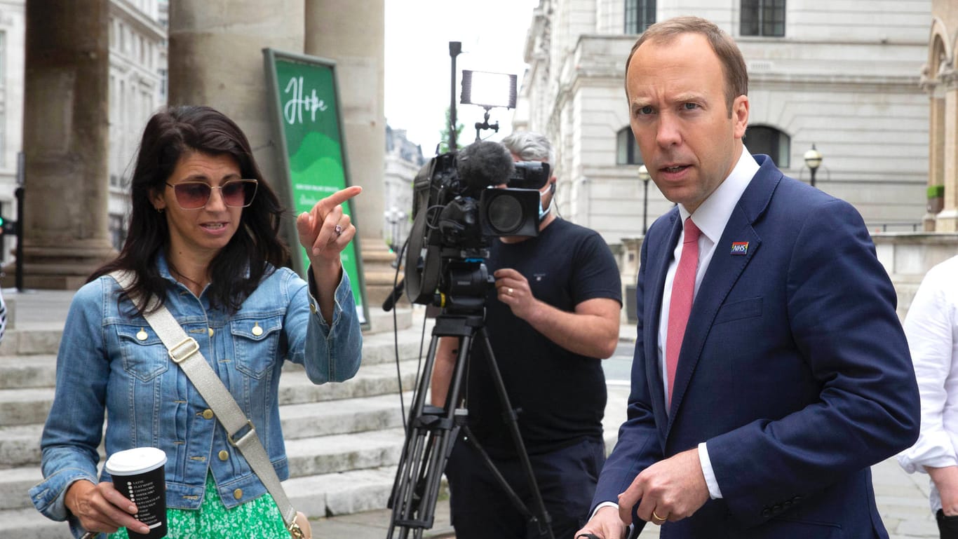 Der britische Gesundheitsminister Matt Hancock (r) und seine Mitarbeiterin Gina Coladangelo: Die Fotos der "The Sun" sollen zeigen, wie sich die beiden küssen – einen Tag vor der Aufhebung der Abstandsregeln.