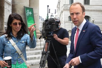 Der britische Gesundheitsminister Matt Hancock (r) und seine Mitarbeiterin Gina Coladangelo: Die Fotos der "The Sun" sollen zeigen, wie sich die beiden küssen – einen Tag vor der Aufhebung der Abstandsregeln.
