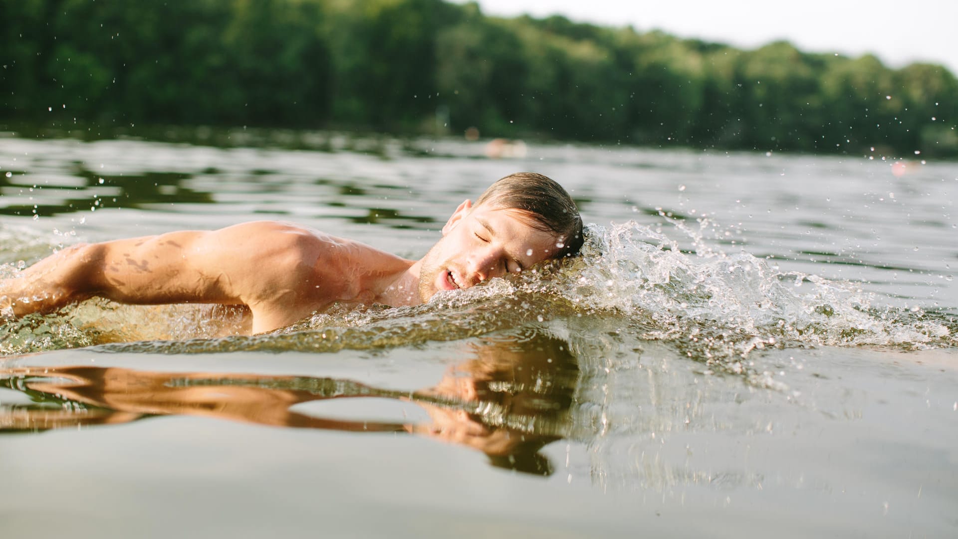 Baden: Unterschiedliche Wasssertemperaturen können zu Krämpfen führen.