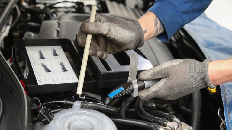 Reparatur am Auto: Da die Technik immer komplexer wird, steigen die Preise immer höher.
