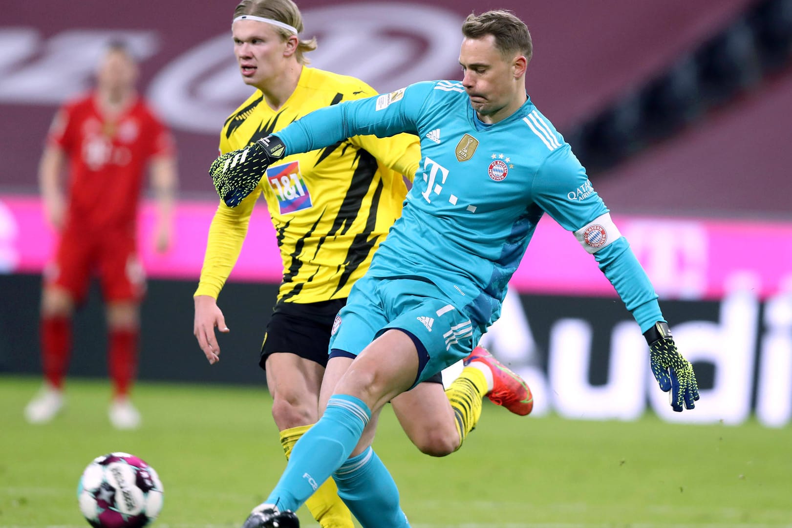 Auf dieses Spiel freuen sich die Fans schon: Bayern gegen Dortmund (hier Neuer (r.) gegen Haaland).