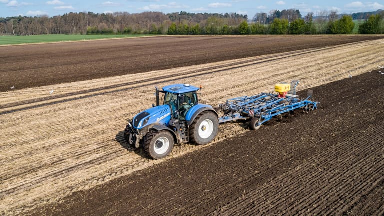 Moderner Traktor mit schwerem Grubber auf einem Feld: In Klima- und Umweltschutz soll künftig mehr Geld fließen (Symbolbild).