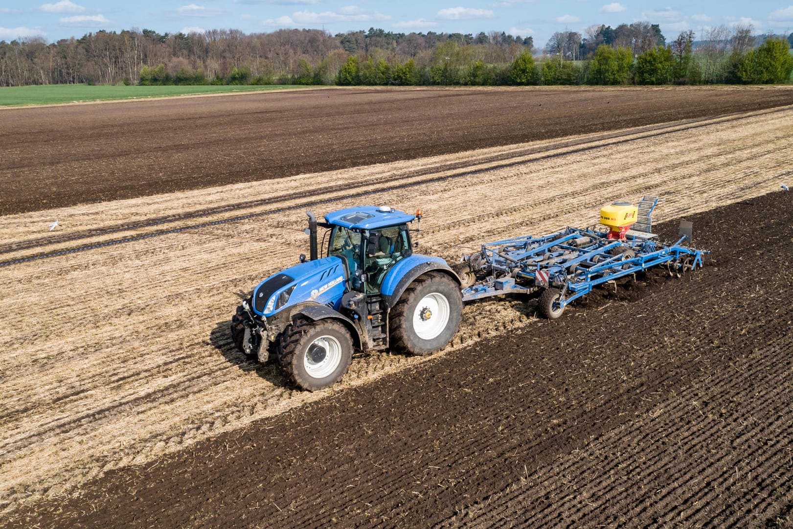 Moderner Traktor mit schwerem Grubber auf einem Feld: In Klima- und Umweltschutz soll künftig mehr Geld fließen (Symbolbild).