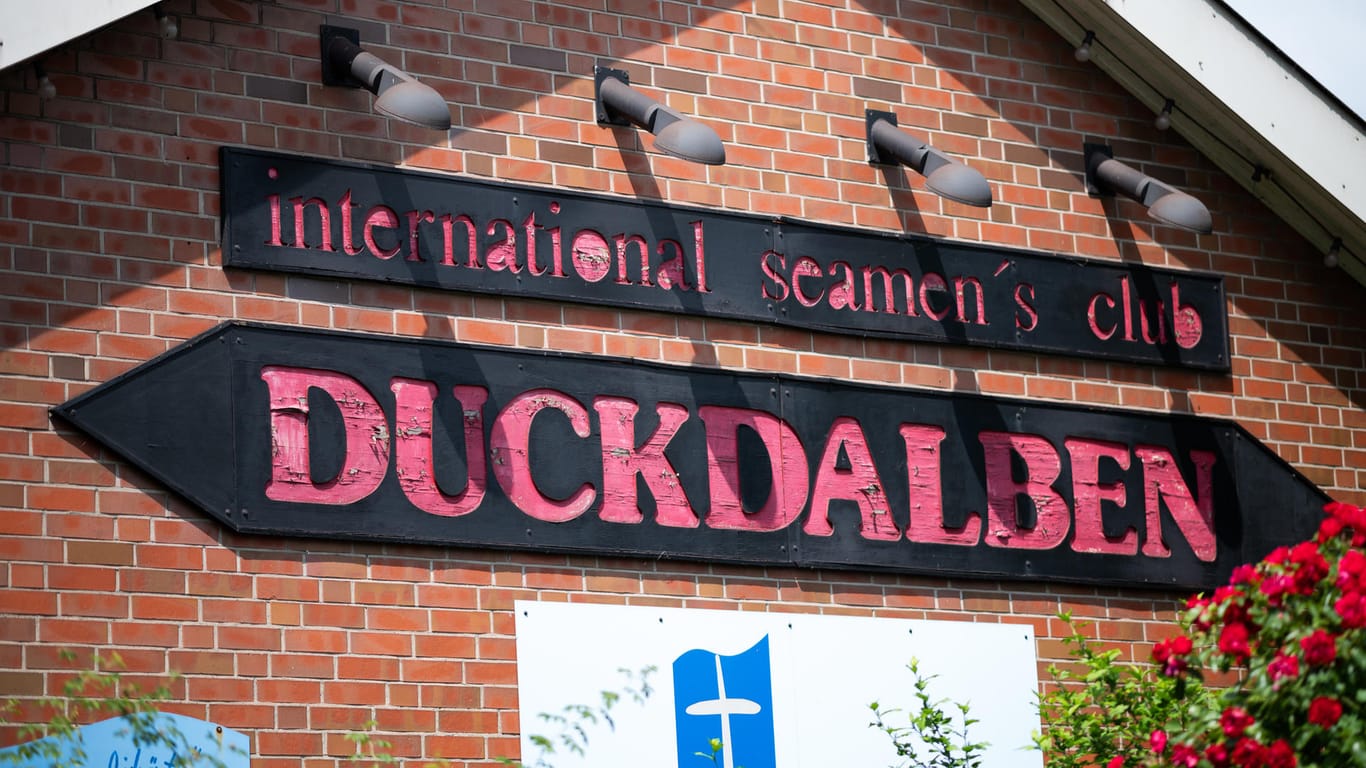 Der Schriftzug des Seemannsclubs Duckdalben ist am Gebäude zu sehen: Hier wurden die ersten Seeleute in Hamburg geimpft.