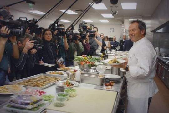 Der österreichische Star-Koch Wolfgang Puck arbeitet hinter Hollywoods Kulissen.