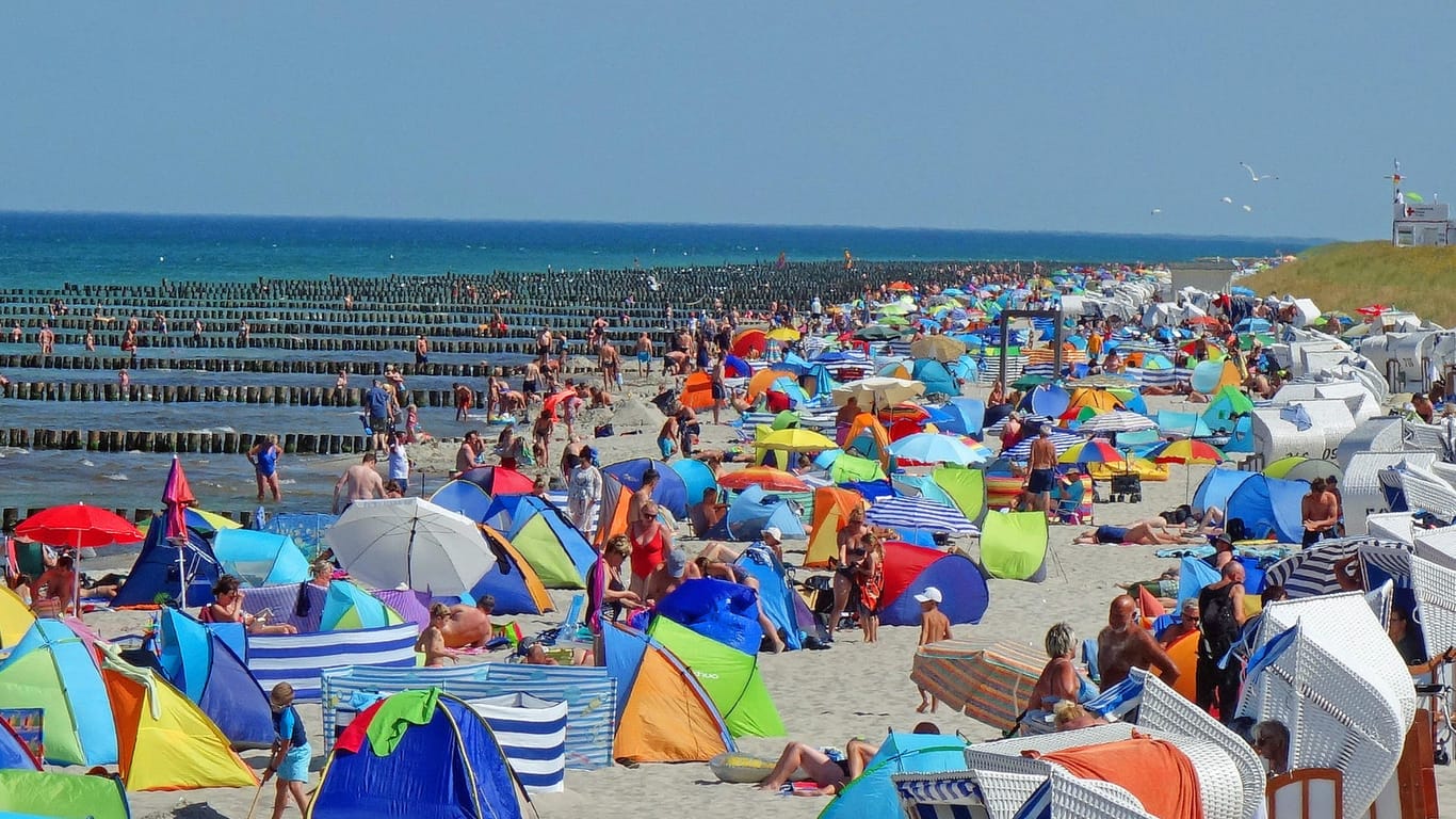 Sommerferien in Deutschland: Voller Strand in Zingst auf dem Darß.