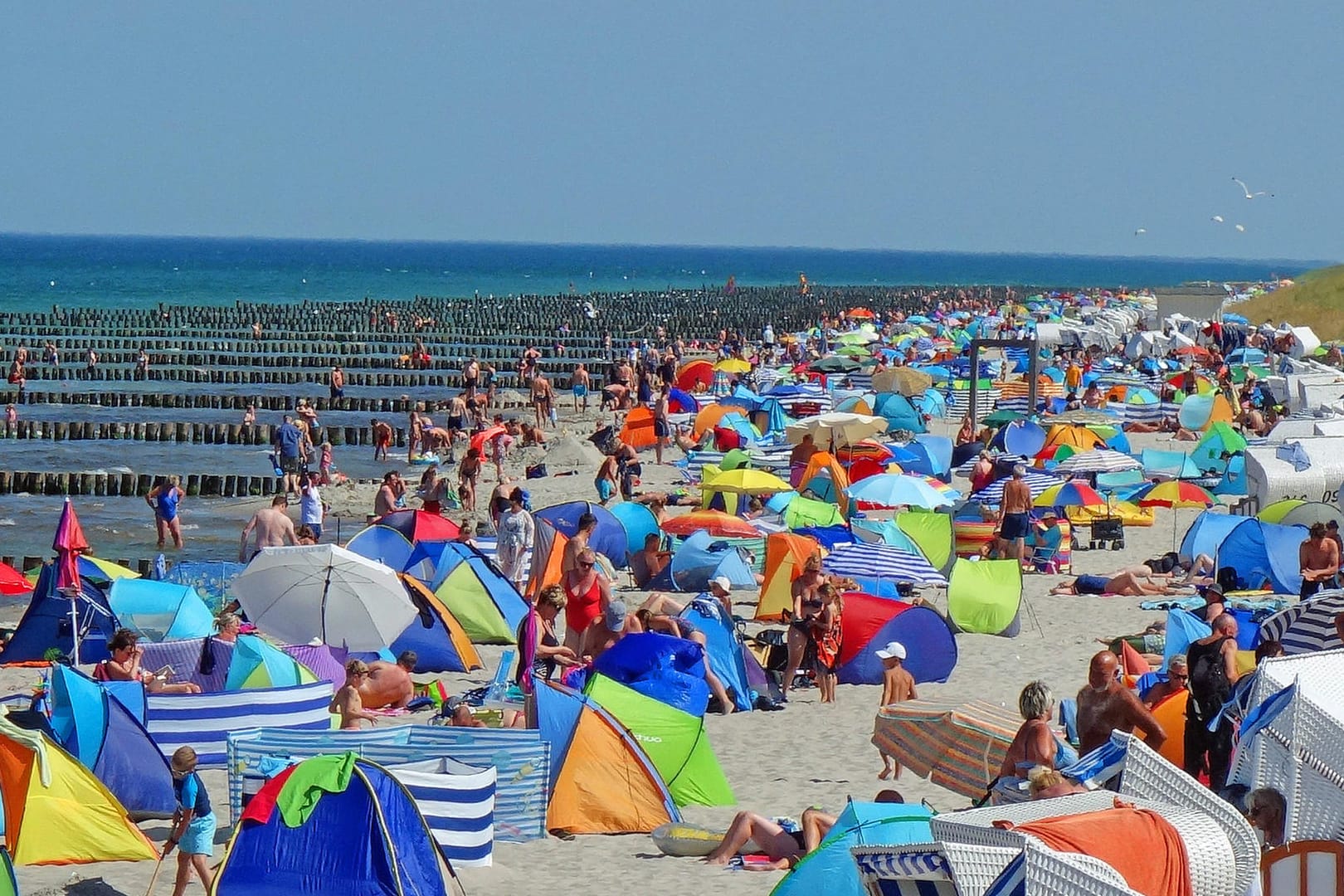 Sommerferien in Deutschland: Voller Strand in Zingst auf dem Darß.