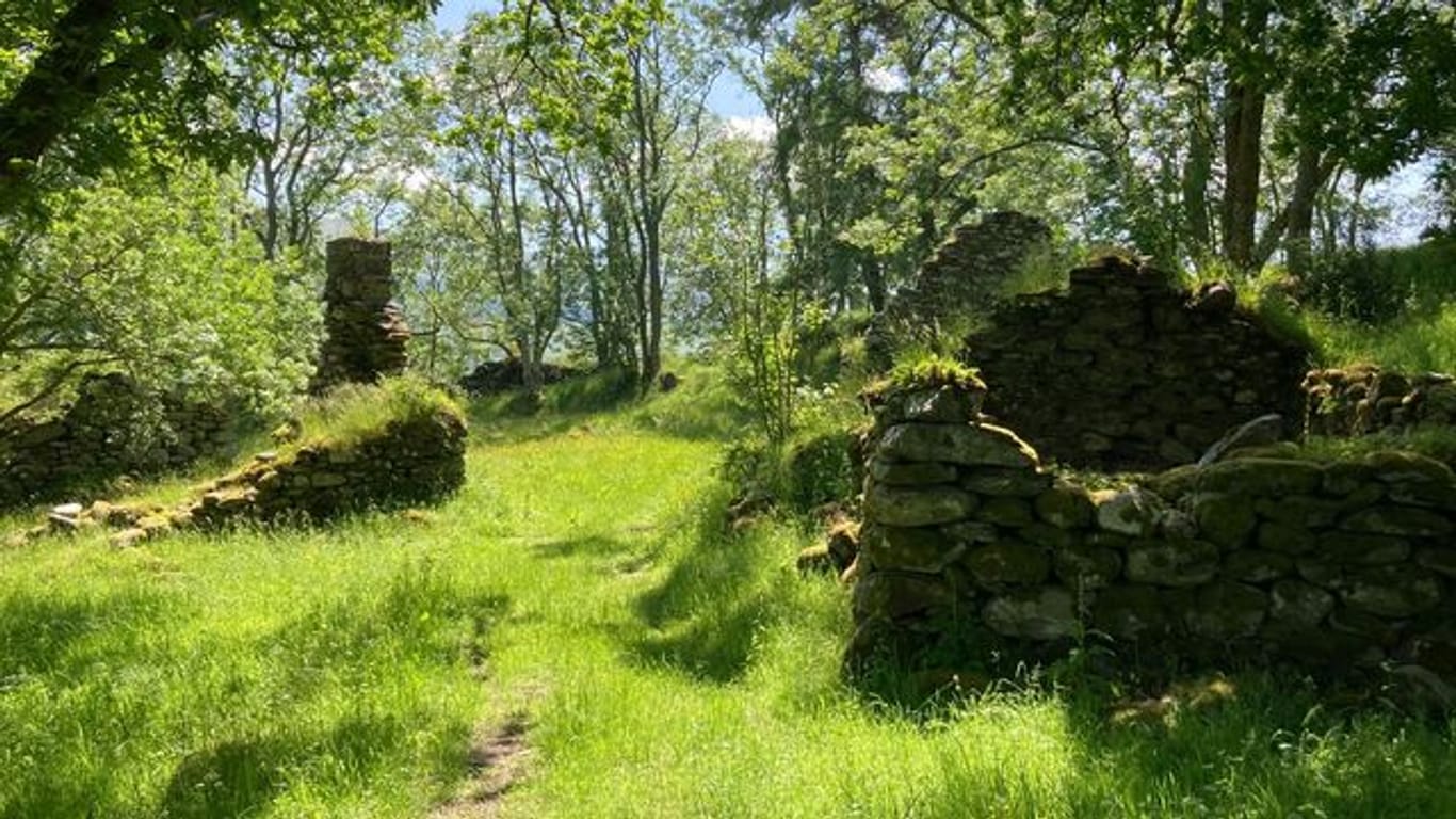 Ruinen des alten Dorfes am Nordufer des Loch Tay in Perthshire.