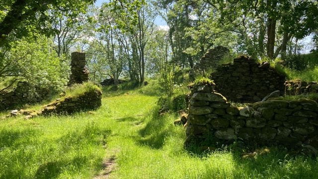 Ruinen des alten Dorfes am Nordufer des Loch Tay in Perthshire. Ruinen des alten Dorfes am Nordufer des Loch Tay in Perthshire.