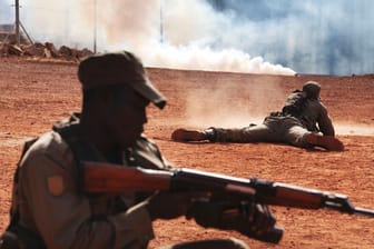 Malische Soldaten bei einer Übung (Archivbild): Die Streitkräfte sind im Kampf gegen Extremisten auf die Hilfe des Auslands angewiesen.