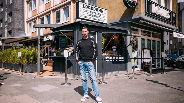 Gastronom Sascha Bayer vor seinem Lokal "St. Louis Breakfast Club": Am Ende des Lockdowns hatte Bayer zehn Mitarbeiter verloren.