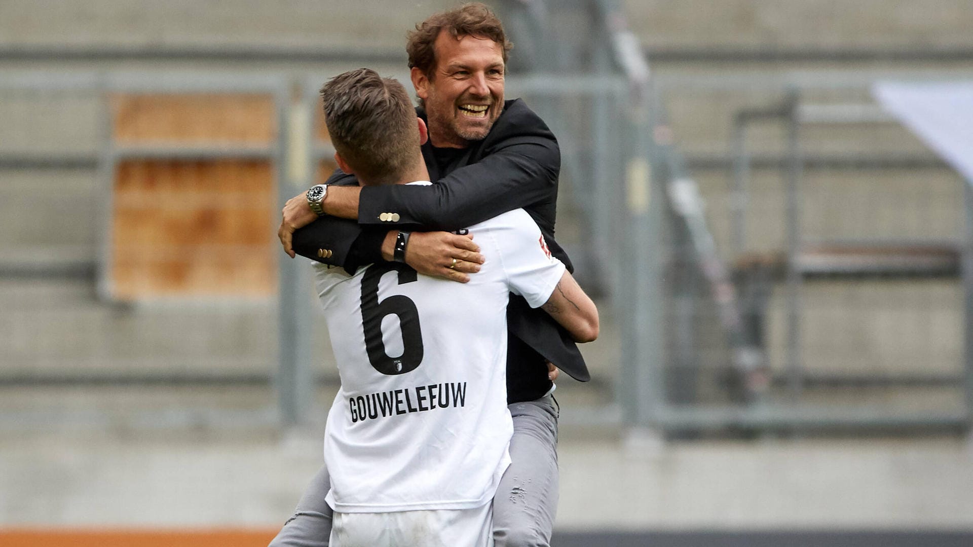 Der FC Augsburg schaffte mit Retter-Trainer Markus Weinzierl im Endspurt der vergangenen Saison noch den Klassenerhalt. Auf die Spiele in der neuen Bundesliga-Spielzeit freut man sich nun besonders. Der FC Augsburg schaffte mit Retter-Trainer Markus Weinzierl im Endspurt der vergangenen Saison noch den Klassenerhalt. Auf die Spiele in der neuen Bundesliga-Spielzeit freut man sich nun besonders.