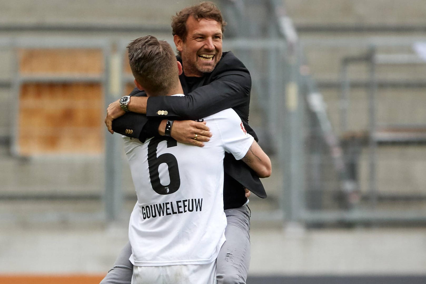 Der FC Augsburg schaffte mit Retter-Trainer Markus Weinzierl im Endspurt der vergangenen Saison noch den Klassenerhalt. Auf die Spiele in der neuen Bundesliga-Spielzeit freut man sich nun besonders.
