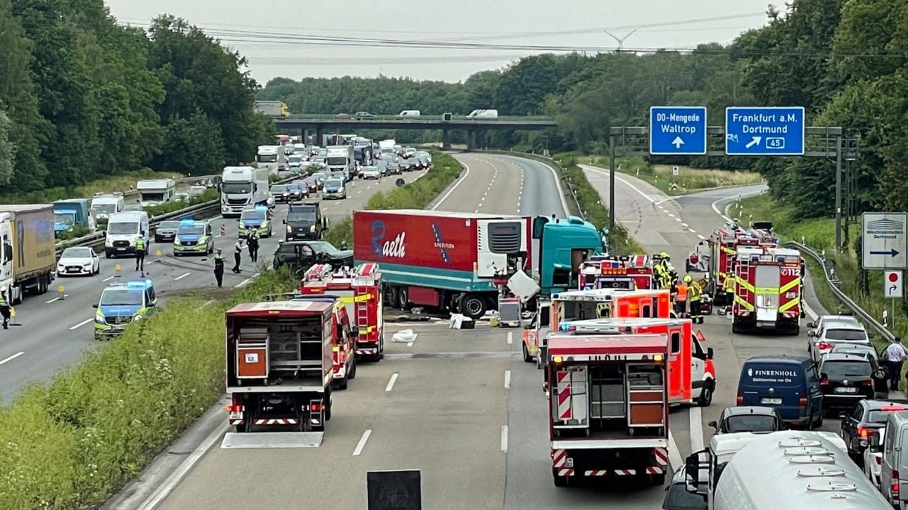 Die Unfallstelle: Auf der A2 bei Dortmund wurden mehrere Personen schwer verletzt – zwei starben. Die Unfallstelle: Auf der A2 bei Dortmund wurden mehrere Personen schwer verletzt – zwei starben.
