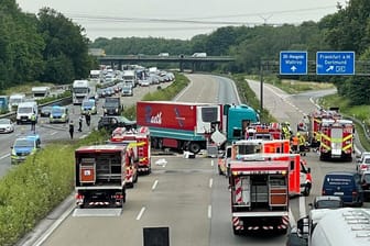 Die Unfallstelle: Auf der A2 bei Dortmund wurden mehrere Personen schwer verletzt – zwei starben.