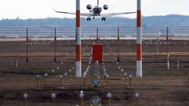 Ein Flugzeug landet auf dem Flughafen Köln/Bonn (Archivbild): Aufgrund der Corona-Pandemie hat der Airport zu wenig Passagiere verbuchen können und damit große Verluste gemacht.