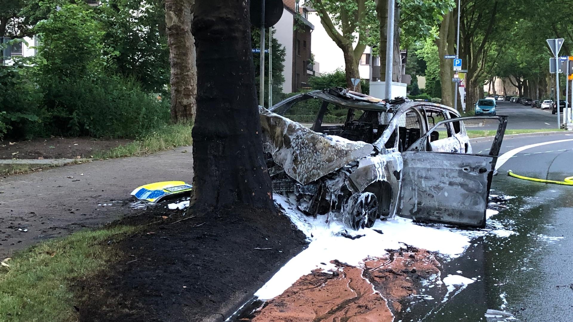 Das verunglückte Einsatzfahrzeug: Die Insassen erlitten Knochenbrüche und Brandverletzungen. Das verunglückte Einsatzfahrzeug: Die Insassen erlitten Knochenbrüche und Brandverletzungen.