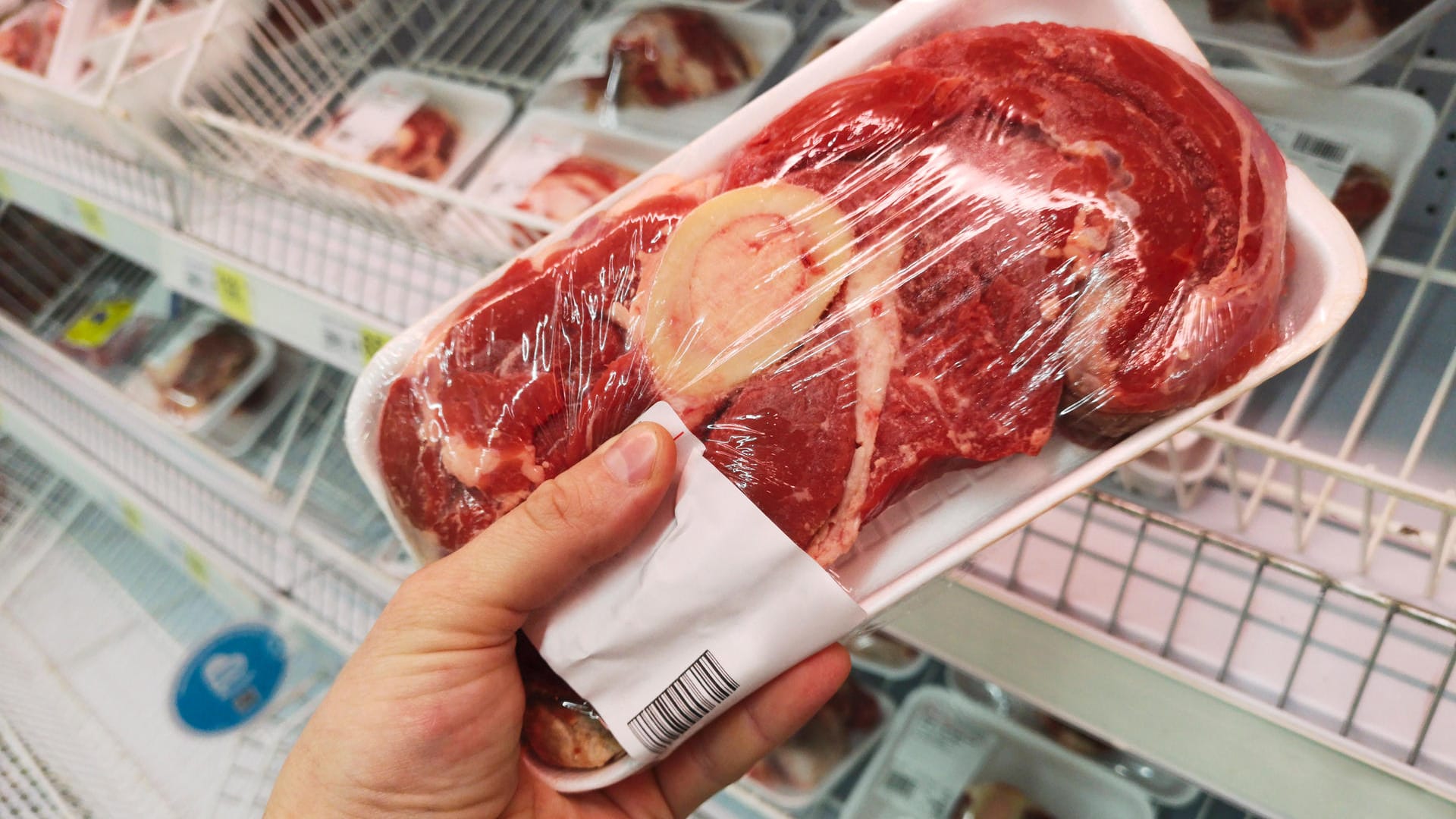 Fleisch: Neben Aldi setzen auch weitere Unternehmen Maßnahmen für eine bessere Nutztierhaltung um.