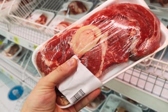 Fleisch: Neben Aldi setzen auch weitere Unternehmen Maßnahmen für eine bessere Nutztierhaltung um.
