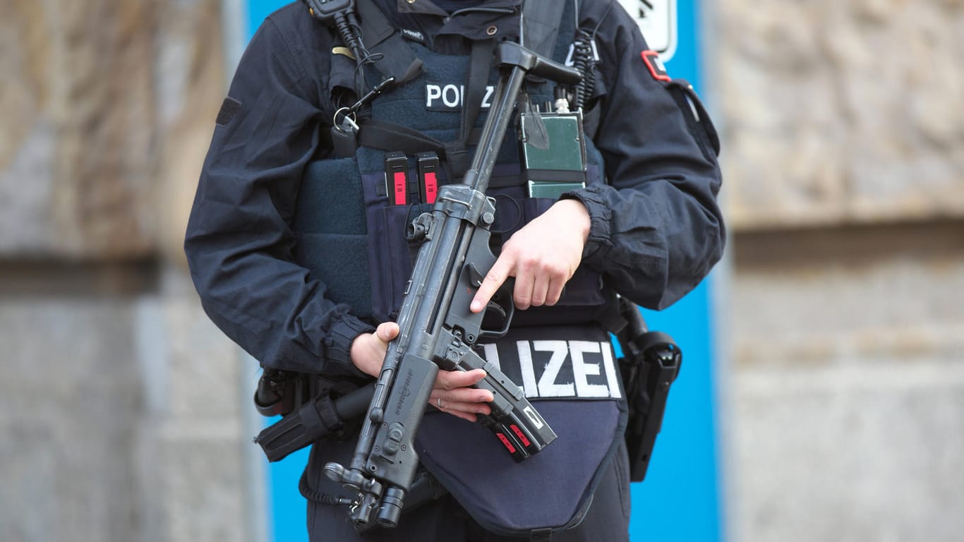 Ein Polizist mit einer Maschinenpistole: In Baden-Württemberg ist ein Terrorverdächtiger gefasst worden.