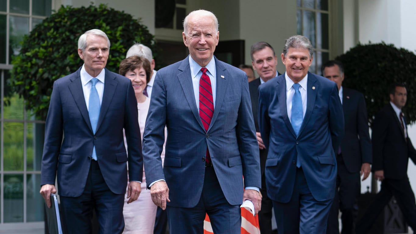 Kompromiss um jeden Preis? Joe Manchin (rechts) treibt Joe Biden vor sich her.