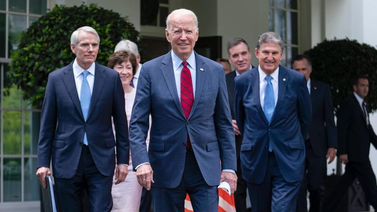 Kompromiss um jeden Preis? Joe Manchin (rechts) treibt Joe Biden vor sich her.