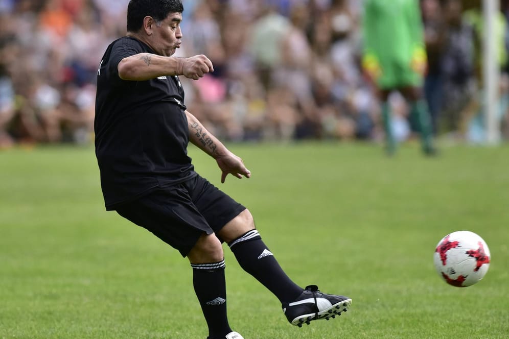 Die Fußball-Legende Diego Maradona bei einem Prominentenspiel in der Schweiz (Archivbild). Noch immer sind die Umstände seines Todes nicht geklärt.
