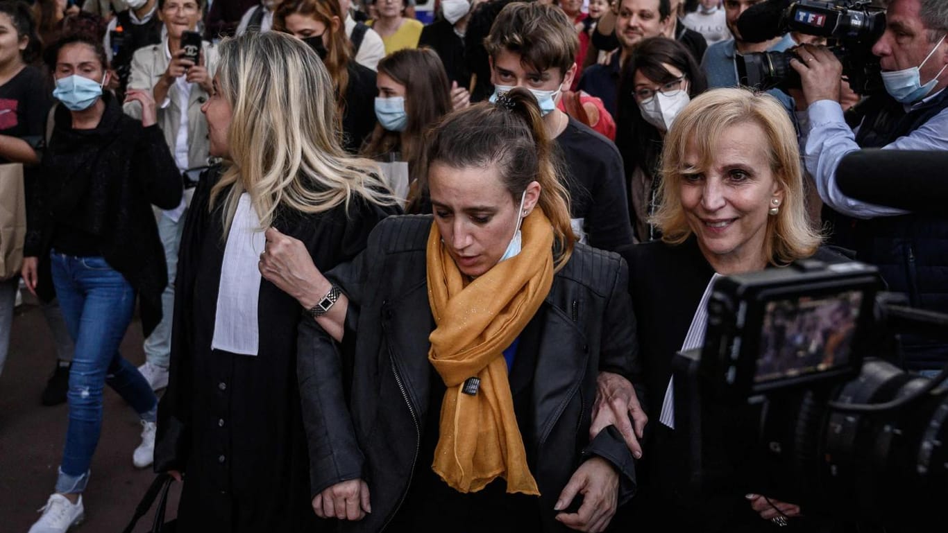 Valérie Bacot (zweite von rechts) verlässt das Gerichtsgebäude. Sie bekam eine Bewährungsstrafe.