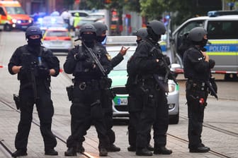 Polizeibeamte sperren den Tatort in der Würzburger Innenstadt ab.