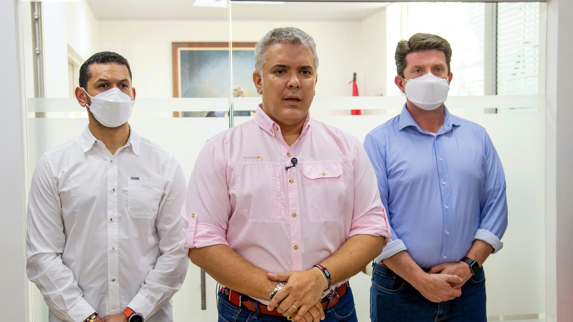 Präsident Ivan Duque (Mitte), flankiert von Innenminister Daniel Palacios und Verteidigungsminister Diego Molano, in Cucuta (Kolumbien). Alle drei waren an Bord eines Hubschraubers, der beschossen wurde.