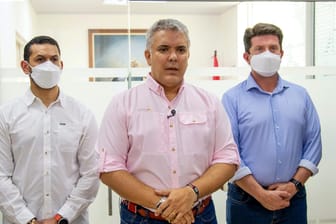 Präsident Ivan Duque (Mitte), flankiert von Innenminister Daniel Palacios und Verteidigungsminister Diego Molano, in Cucuta (Kolumbien). Alle drei waren an Bord eines Hubschraubers, der beschossen wurde.