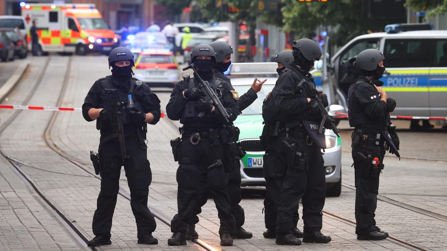 Ein Einsatzkommando der Polizei sicherte am Freitag den Tatort in Würzburg ab.