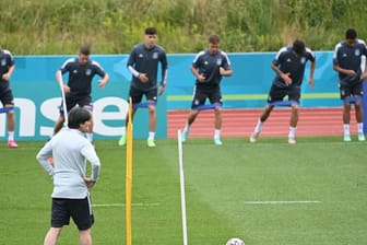 Bundestrainer Joachim Löw (v) bereitet das DFB-Team auf das Achtelfinale gegen England vor.