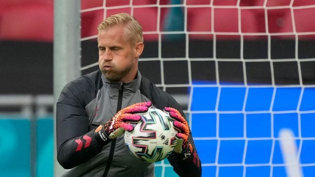 Torhüter Kasper Schmeichel trifft mit Dänemark im ersten EM-Achtelfinale auf Wales.