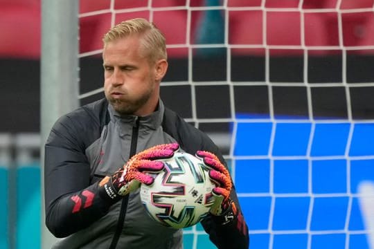 Torhüter Kasper Schmeichel trifft mit Dänemark im ersten EM-Achtelfinale auf Wales.