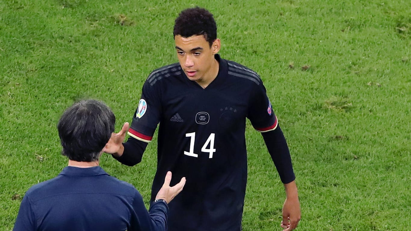 Jamal Musiala (r.): Bundestrainer Jogi Löw und der junge Nationalspieler nach der Partie gegen Ungarn.