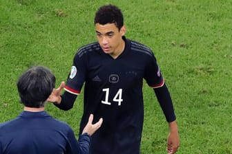 Jamal Musiala (r.): Bundestrainer Jogi Löw und der junge Nationalspieler nach der Partie gegen Ungarn.
