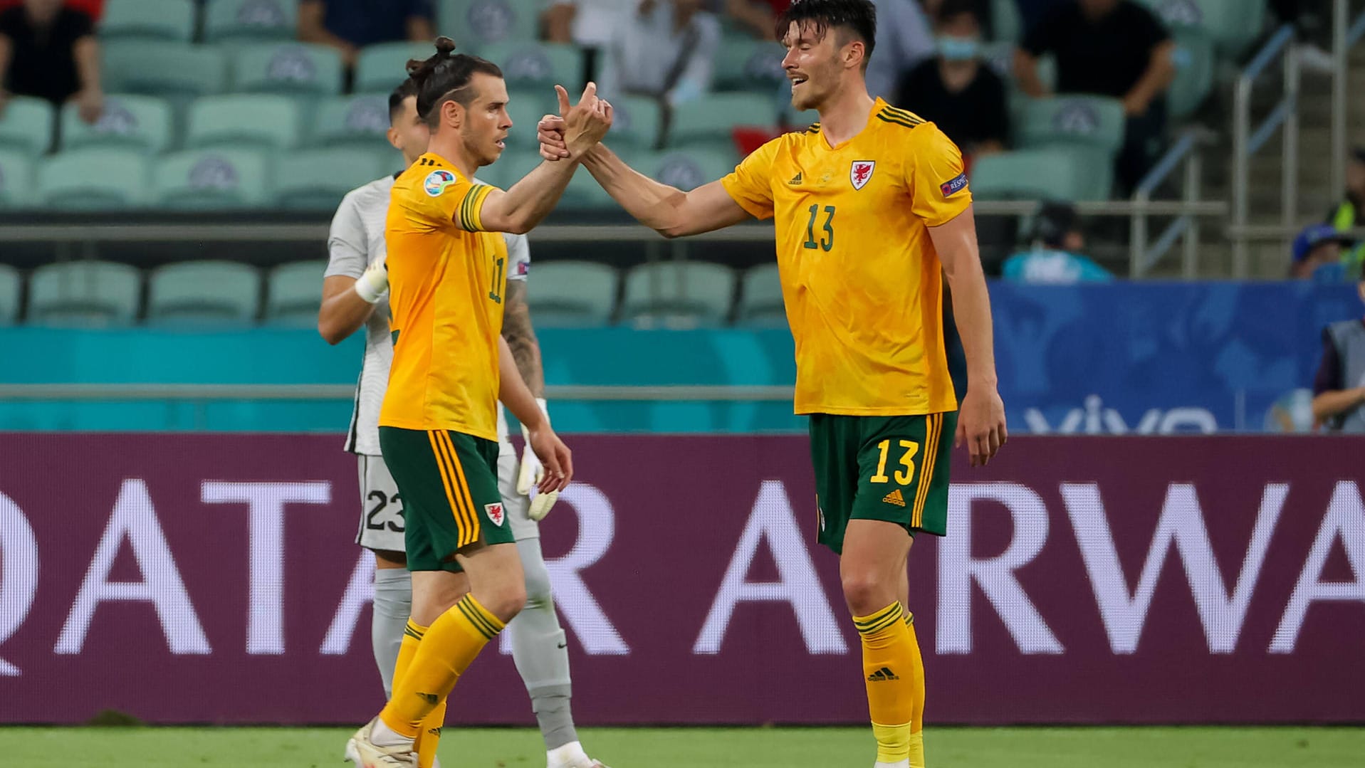 Superstar Gareth Bale (l.) ist der Fixpunkt im walisischen Team, Kieffer Moore (r.) sorgt in der als Stoßstürmer für Gefahr vor dem Tor.