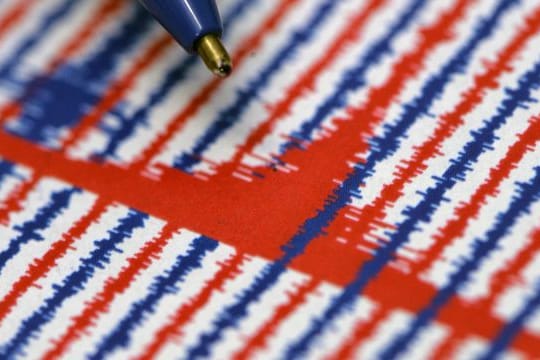 Ein Kugelschreiber zeigt auf den rot markierten Erdbeben-Ausschlag auf einem Seismographen-Ausdruck (Symbolbild): Bei Straßburg hat es ein Erdbeben gegeben.