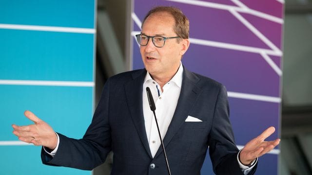 Alexander Dobrindt spricht bei einer Pressekonferenz