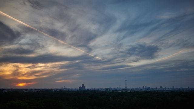 Vom Drachenberg aus gesehen ist der Himmel etwas bewölkt