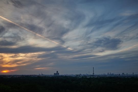 Vom Drachenberg aus gesehen ist der Himmel etwas bewölkt