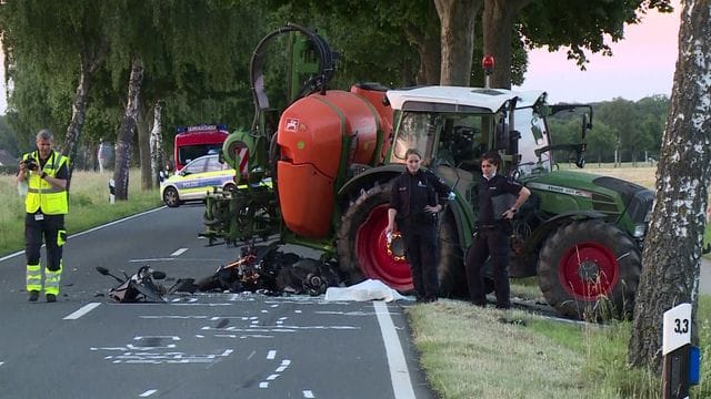 Polizisten sichern Spuren am Unfallort (Symbolbild): Der Motorradfahrer starb noch an der Unfallstelle.