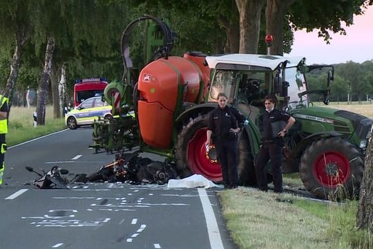 Polizisten sichern Spuren am Unfallort (Symbolbild): Der Motorradfahrer starb noch an der Unfallstelle.