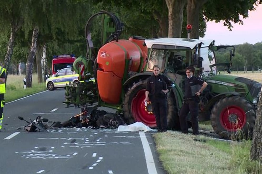 Polizisten sichern Spuren am Unfallort (Symbolbild): Der Motorradfahrer starb noch an der Unfallstelle.