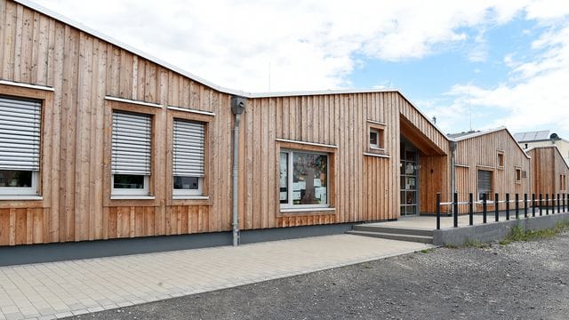 Der Holzbau einer Kita mit gestuftem Dach wird vorgestellt. Der Holzbau einer Kita mit gestuftem Dach wird vorgestellt.