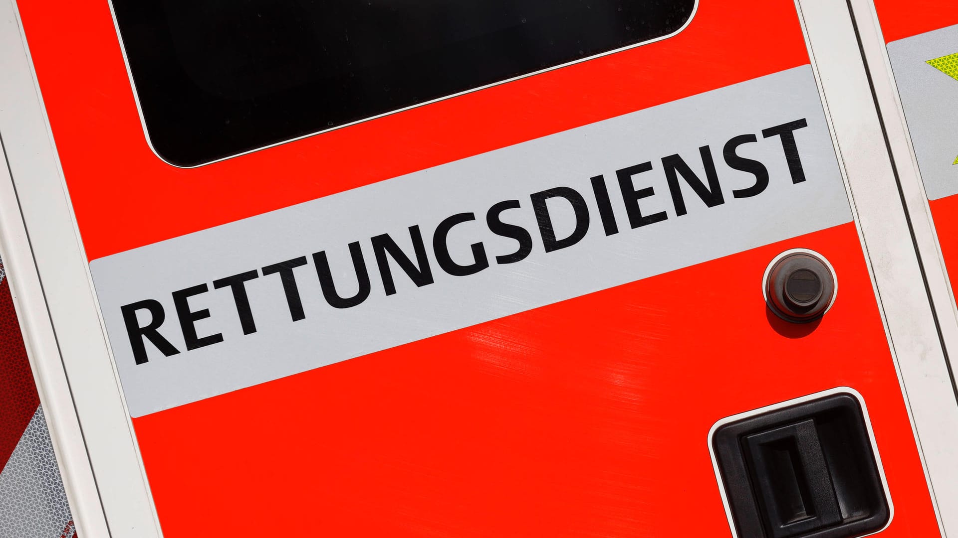Ein Rettungswagen (Symbolbild): In der Kölner Innenstadt wurde ein Mann mit einem Messer lebensgefährlich verletzt. Ein Rettungswagen (Symbolbild): In der Kölner Innenstadt wurde ein Mann mit einem Messer lebensgefährlich verletzt.